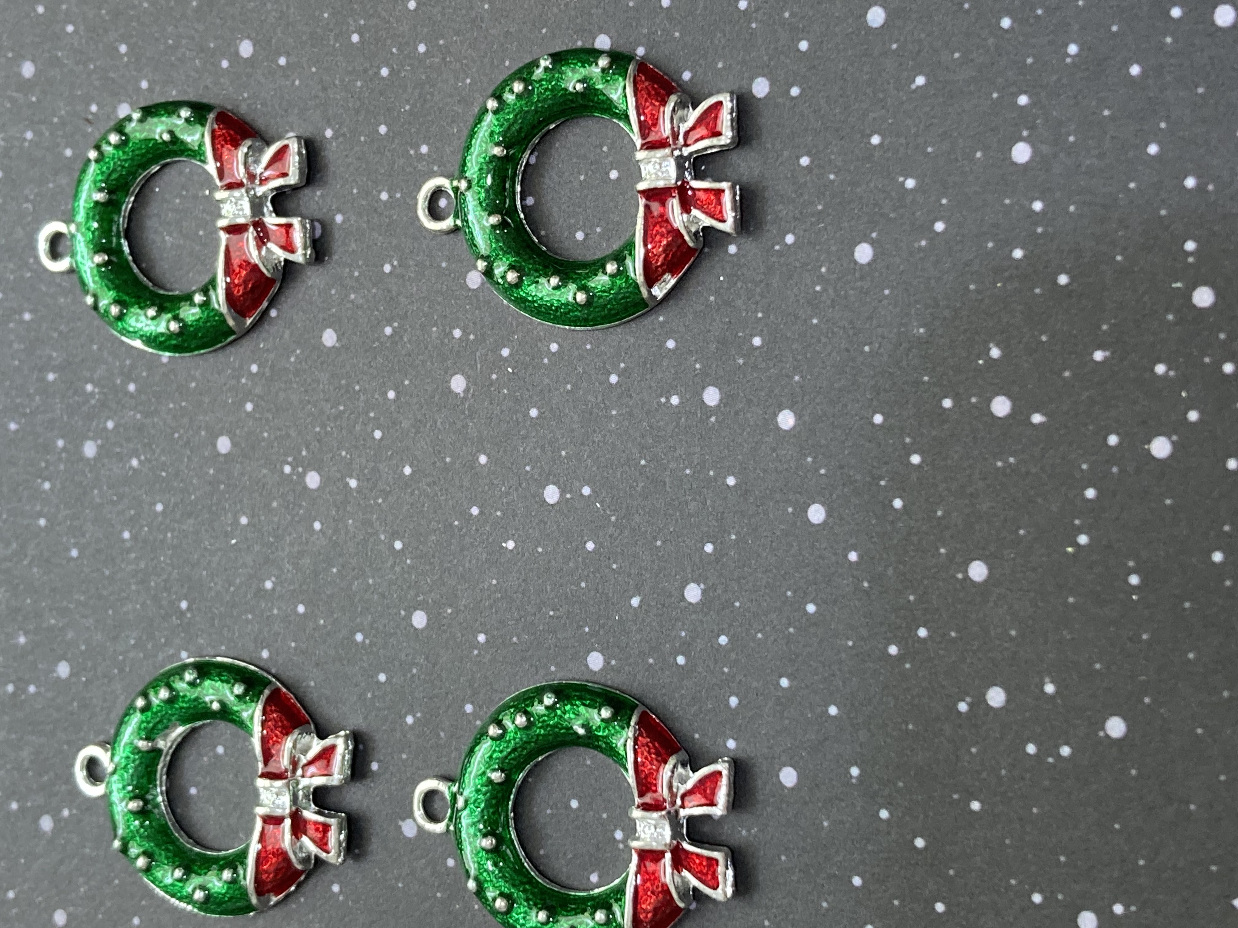 Silver Toned Enamel Christmas Wreath 20mm Charms